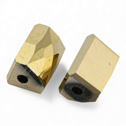 x10 Perles de Verre Électroplaquées – Triangulaires Dorées – 7,5 mm