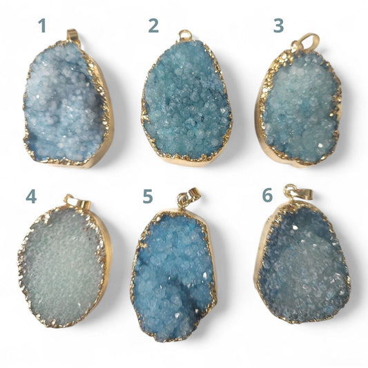 x1 Pendentif Druzy en Agate Naturelle – Galvanoplastie Dorée – Aigue-Marine