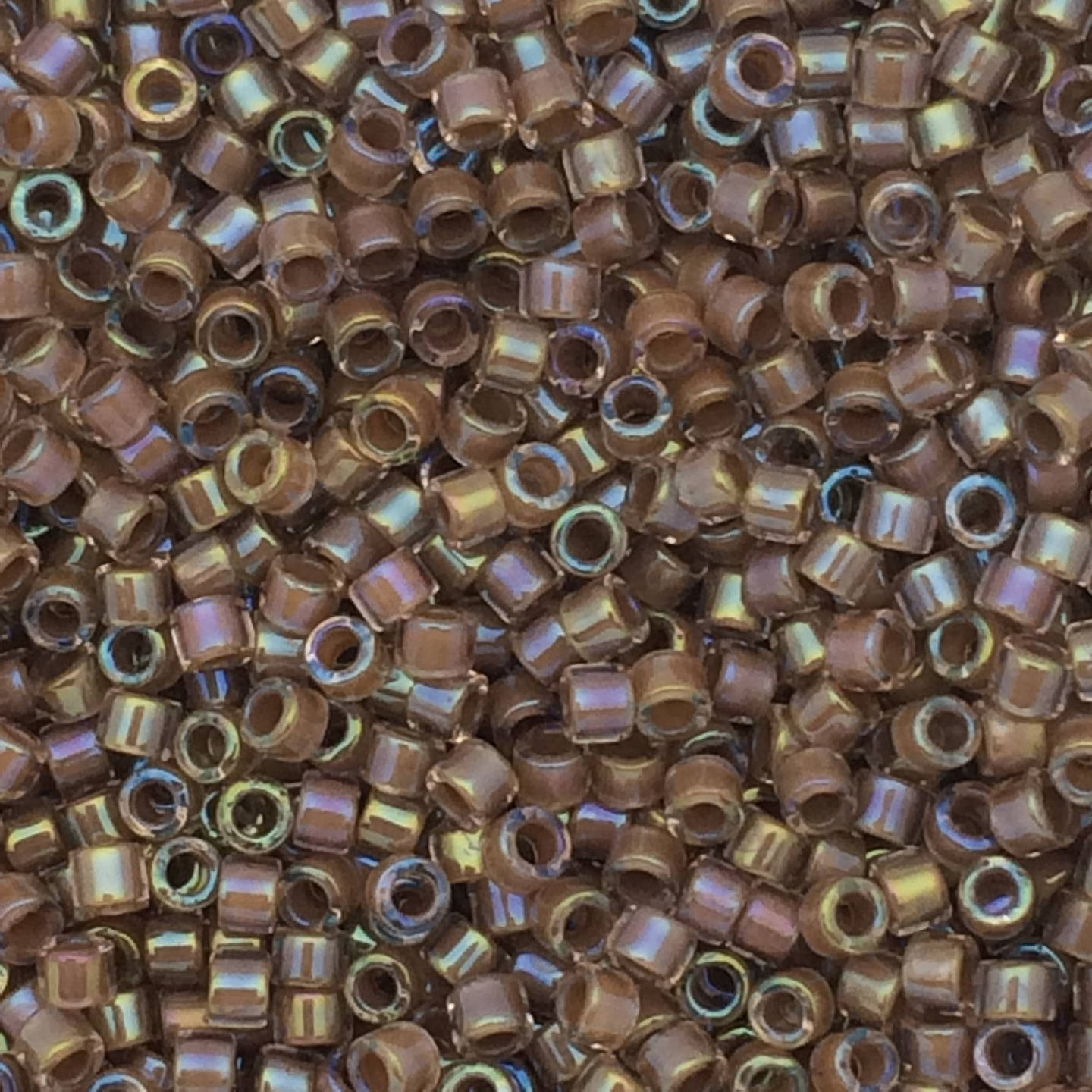 8g perles Miyuki Delicas 11/0, Cocoa Lined Crystal AB: DB1732