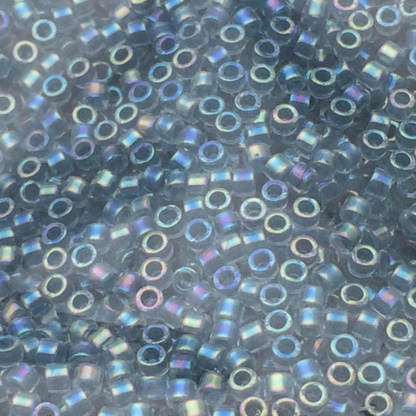 8g perles Miyuki Delicas 11/0 Lined LT Blue: DB058