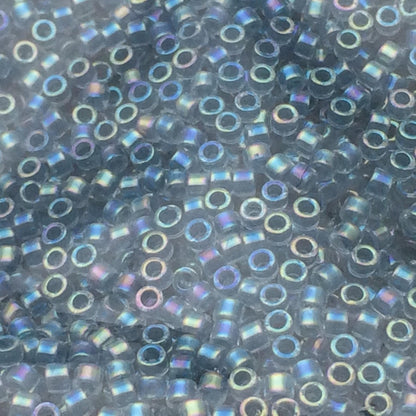 8g perles Miyuki Delicas 11/0 Lined LT Blue: DB058