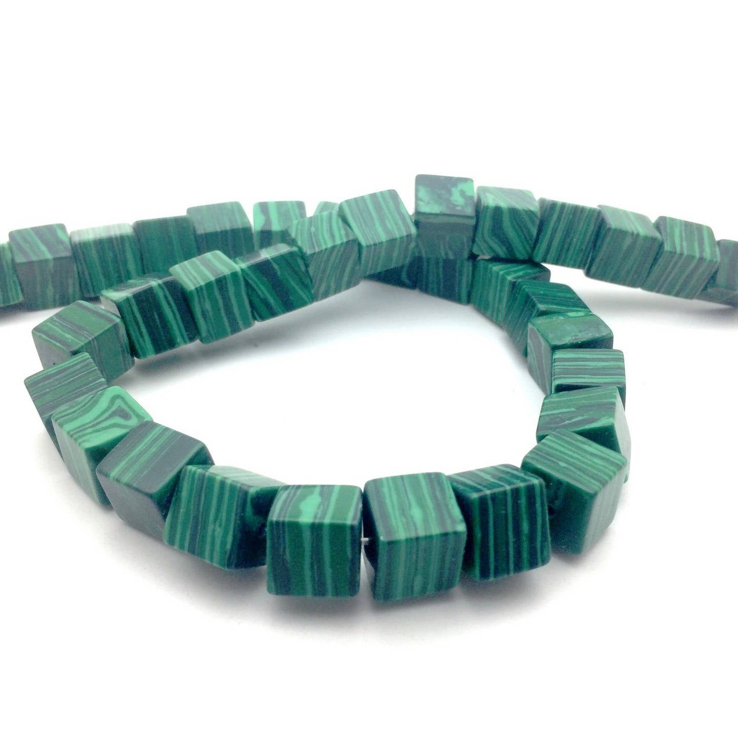 x5 Perles de Malachite Synthétique – Formes cubes, Vert Éclatant