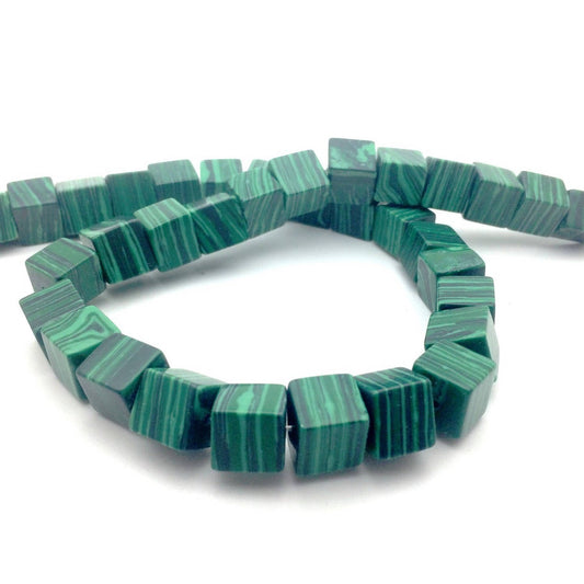 x5 Perles de Malachite Synthétique – Formes cubes, Vert Éclatant