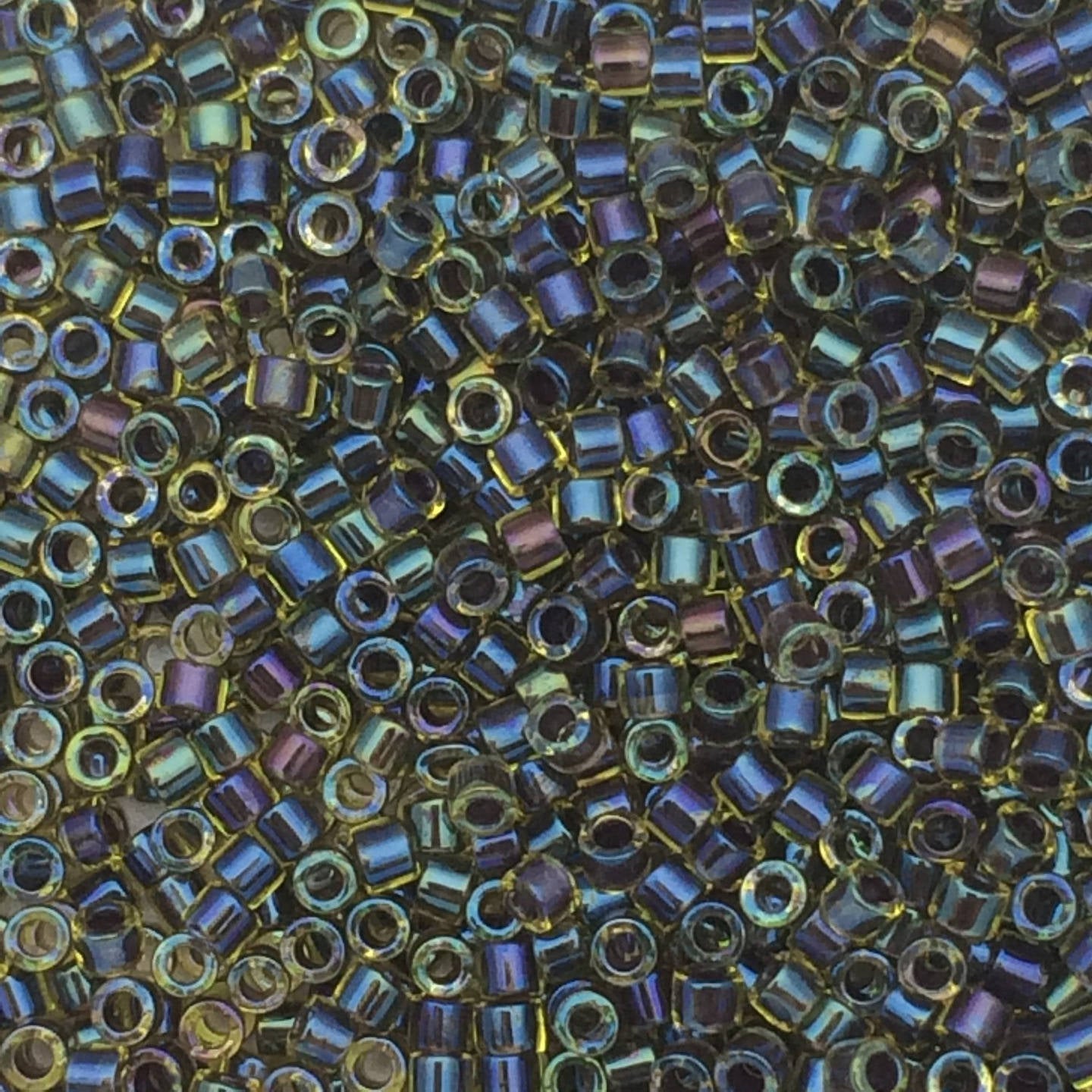 8g Perles Miyuki® Delicas 11/0 – Dark Amethyst Lined Chartreuse AB – DB1740