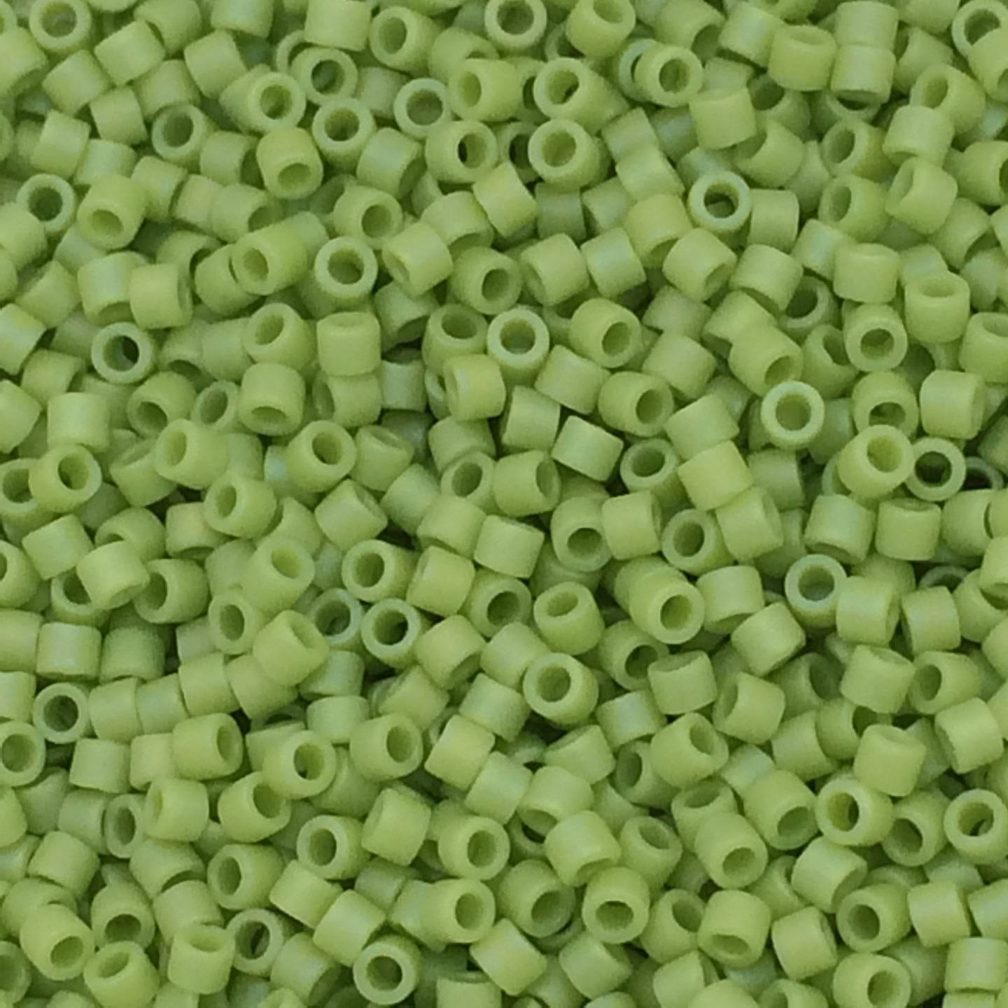 8g perles Miyuki Delicas 11/0, Matte Opaque Chartreuse AB: DB876