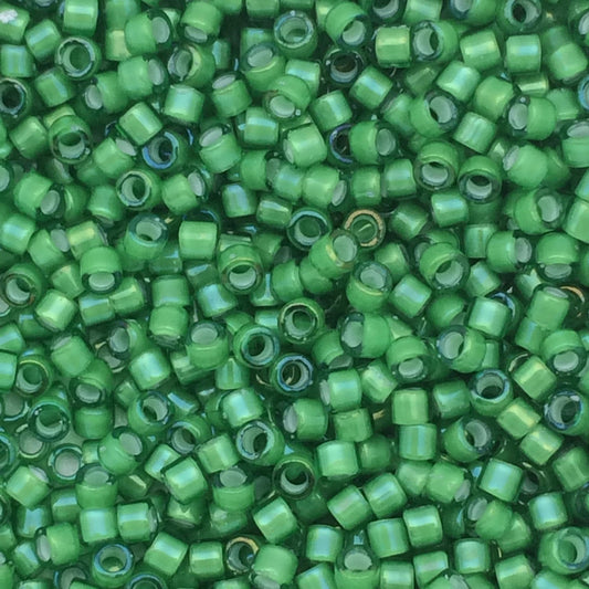 8g perles Miyuki Delicas 11/0, White Lined Green AB: DB1787