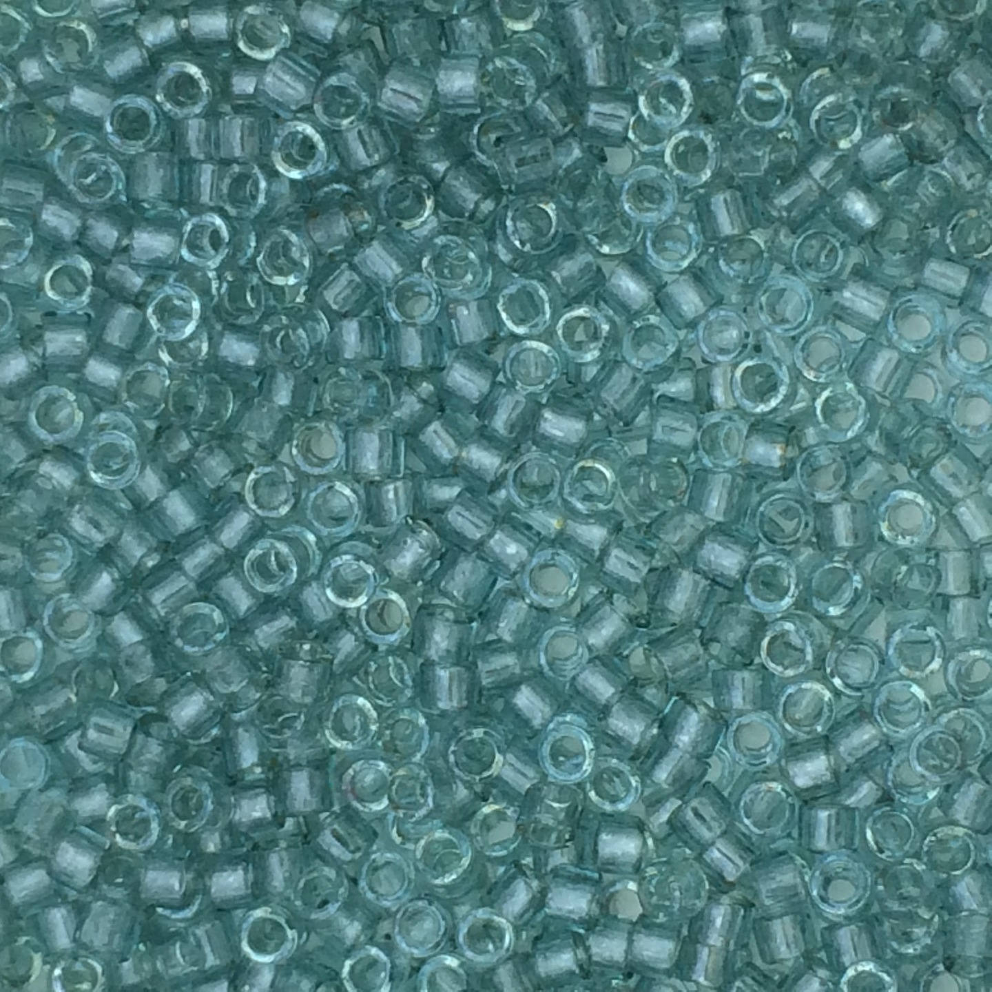 8g perles Miyuki Delicas 11/0 Seafoam Luster: DB112