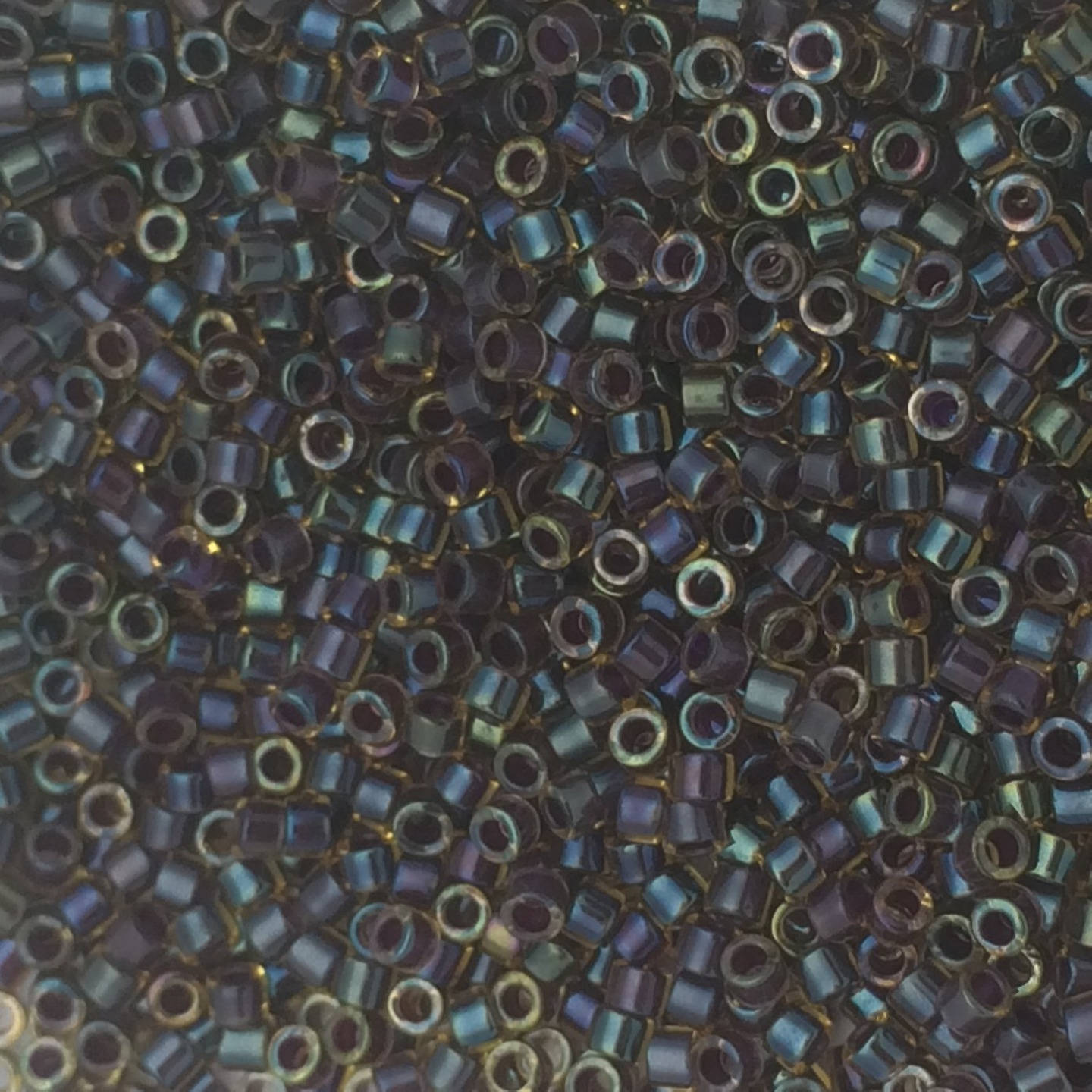 8g perles Miyuki Delicas 11/0 Lined WIne AB: DB061