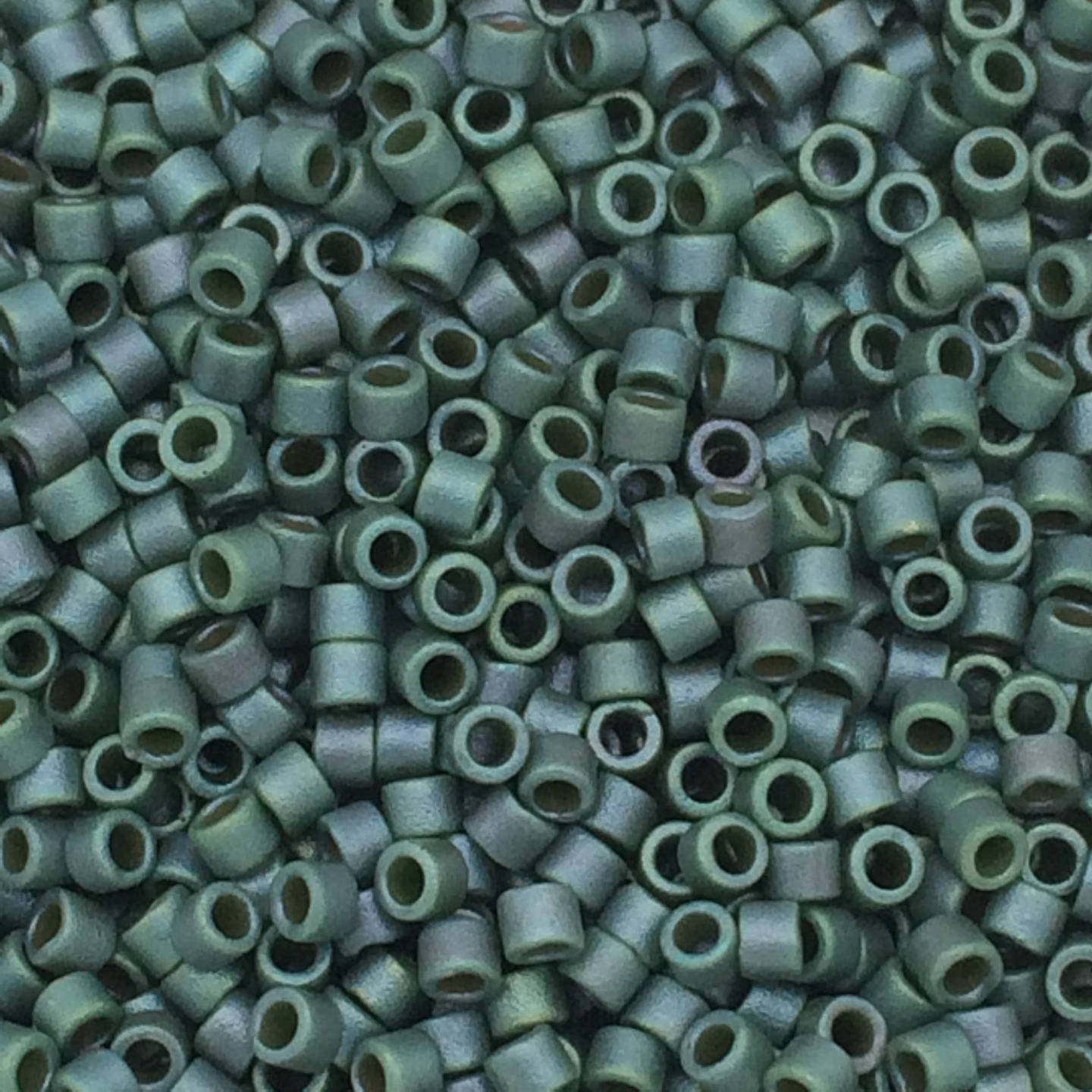 8g perles Miyuki Delicas 11/0, Matte Metallic Leaf Green: DB373