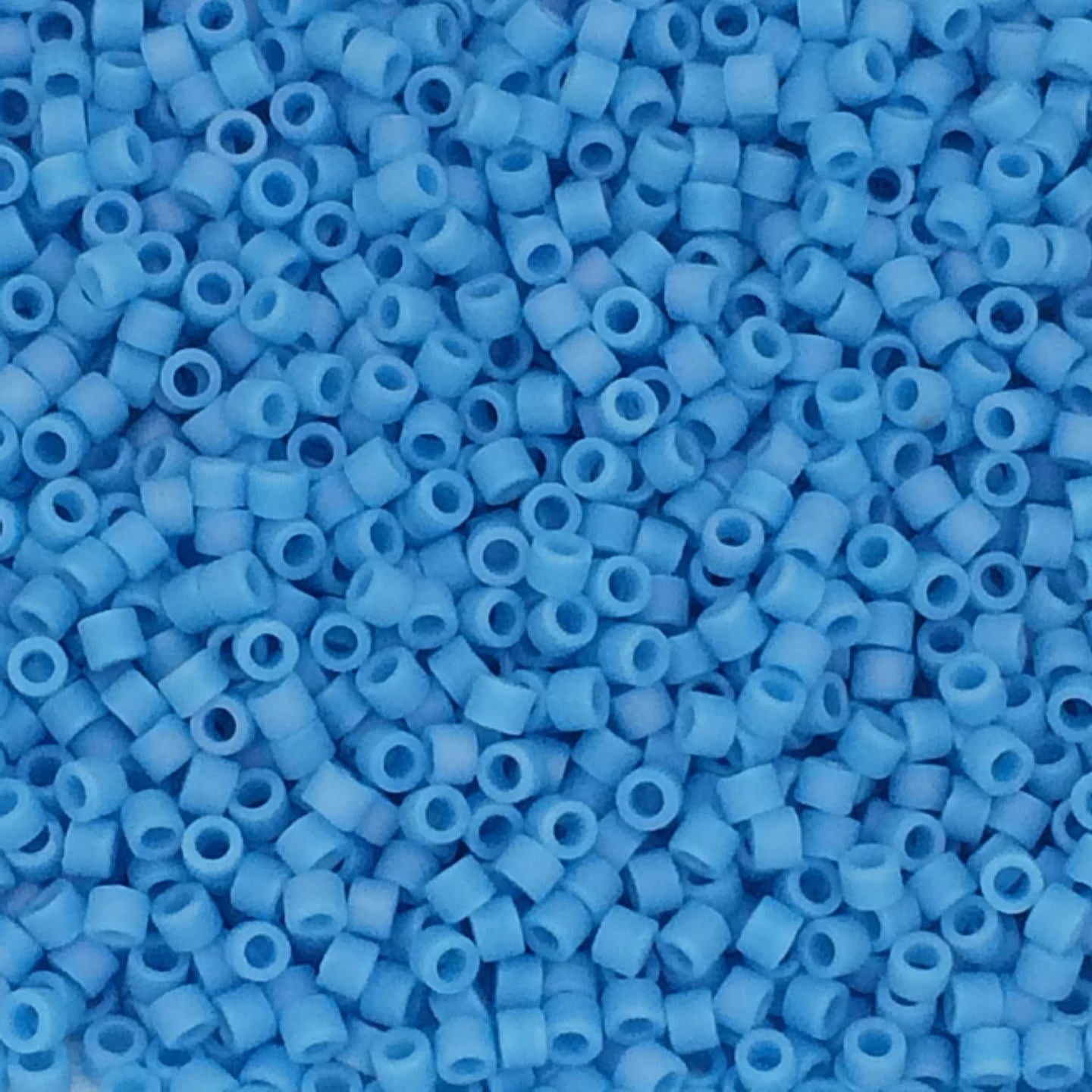 8g perles Miyuki Delicas 11/0, Matte Opaque Sky Blue AB: DB879