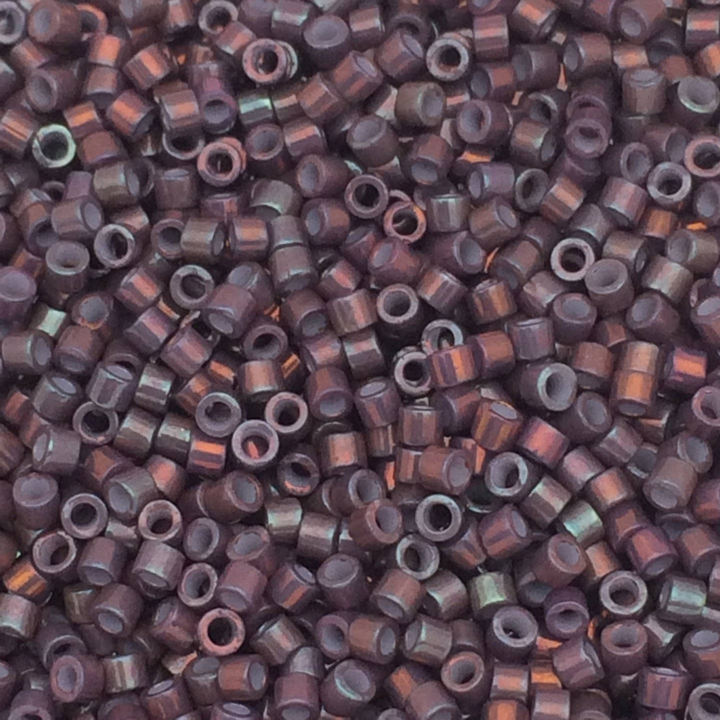 8g perles Miyuki Delicas 11/0, Raspberry Med Luster: DB1012