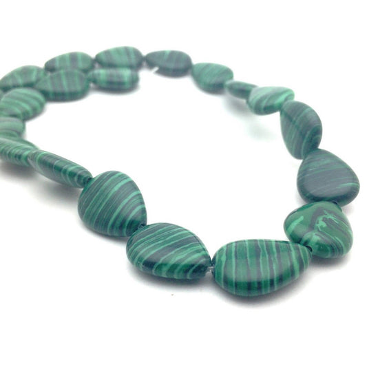 x2 Perles Goutte en Malachite Synthétique – 18x13 mm
