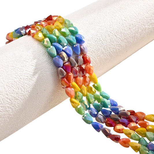 Fil de 28 Perles de Verre Triangles 3D Nacrés – Couleurs Arc-en-ciel – 8x6 mm